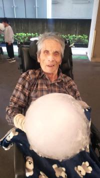 人一倍大きい綿あめに・・にっこり！