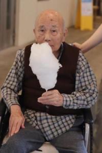 「綿あめはいつ食べても美味しいね～」